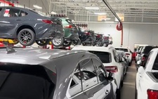 Cách đại lý ô tô chạy bão Milton: Xếp chồng xe trong showroom, bán tải để ngoài chắn bão