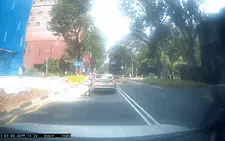 Thót tim cô gái đeo tai nghe suýt bị xe buýt tông khi qua đường, dân mạng hoan hô tài xế quá nhanh