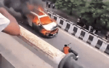 Ô tô không người lái bốc cháy lao về phía trước, đường phố náo loạn