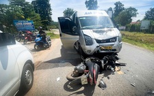 Mẹ chở 3 con nhỏ trên xe máy va trúng xe khách, 1 cháu tử vong