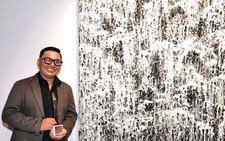 Tranh vẽ từ than đá và bột gạo đoạt giải UOB Painting of the Year trị giá 500 triệu đồng