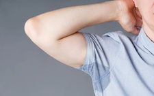 Tại sao nhiều người có mùi cơ thể hôi, nhiều người khác lại không?