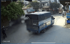 Ô tô mất lái tông vào đoàn người đưa tang ở Hà Nội