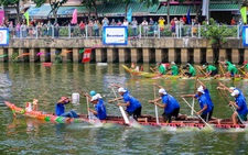 Náo nhiệt đua ghe ngo trên kênh Nhiêu Lộc ở TP.HCM