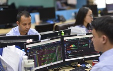 Chứng khoán ‘rơi’ mạnh sau 14h, chuyện gì khiến thị trường lại trùm sắc đỏ?