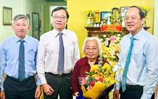 Phó bí thư thường trực Thành ủy TP.HCM thăm các nhà giáo tiêu biểu