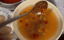 Ra Hà Nội mùa này ăn bún ốc cổ Bùi Thị Xuân, ghé gánh bún ốc nguội cô Báu