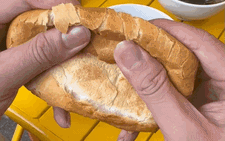 Bánh mì xíu mại Trần Quý Khoách thịt tươi ớt rim, đẫm xốt, hương vị Diên Khánh ngày xưa