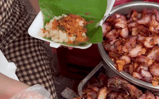 Quán xôi gà Bà Chiểu, không có chỗ ngồi lại để ăn vẫn đông khách, bà chủ tốt bụng không ngờ