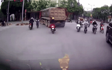 Vài giây sống còn: Người đi xe máy giải cứu em nhỏ đạp xe đi vào điểm mù xe tải