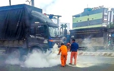 Công nhân điện lực kịp thời dập tắt đám cháy trên đường