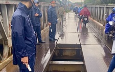 Tấm sắt bốc hơi, tạo lỗ hổng lớn giữa cầu Tăng Long ở Thủ Đức