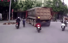Người đàn ông kể lại giây phút 'thót tim' cứu em nhỏ khỏi điểm mù xe tải