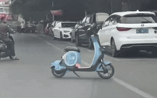 Xe máy điện tự lượn trên phố, không người lái, dân mạng ghẹo 'Còn biết né ô tô'