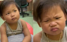 Bé gái giận dỗi vì mẹ 'nói to'
