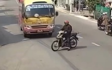 Tài xế xe buýt đứng hình 5 giây với pha sang đường kiểu tự sát