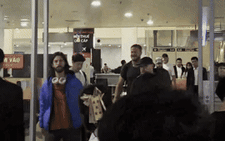 Imagine Dragons vừa đến sân bay Nội Bài, hát ở Hà Nội trước khi vào TP.HCM