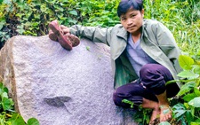 Người dân sống bất an nơi núi lở, đá lăn do động đất