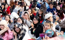 Cả ngàn người lại đu các Anh trai say hi, đêm nay cháy nữa đây