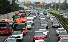 Người Hà Nội ùn ùn rời thành phố đi du xuân, cửa ngõ ùn tắc hàng km