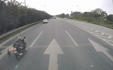 Tạm giữ hình sự tài xế nằm trên yên xe máy, tạt đầu ô tô ở đường cao tốc