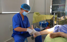 Chỉ trẹo chân, người phụ nữ mắc tiểu đường phải cắt cụt cả hai chân vì tự điều trị