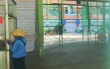 Trường thi công sửa chữa, trò học giữa bụi bặm, ồn ào