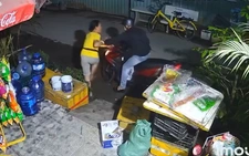 Chủ tiệm tạp hóa bị cướp thùng bia dù rất cảnh giác