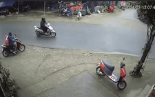 Ông chở cháu sang đường không quan sát, xe tải phanh không kịp, suýt gây họa lớn