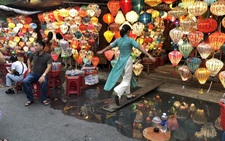 Khó tin cảnh khách lội bì bõm dưới vũng nước thải đen ngòm ở phố cổ Hội An