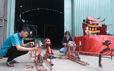 Sinh viên làm robot múa rối nước