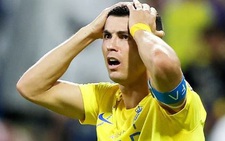 Ám ảnh Messi, Ronaldo 2 lần sút bóng dội khung thành