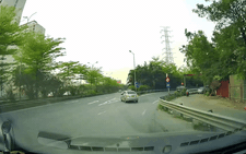 Taxi đi lùi trên cao tốc như chốn không người, suýt gây va chạm liên hoàn