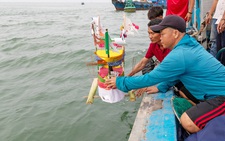 Lễ cầu ngư linh thiêng giữa biển khơi