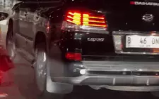 'Chủ tịch giả nghèo' lái Lexus gắn logo Daihatsu, dân mạng trêu: 'Sợ vợ mắng đây mà'
