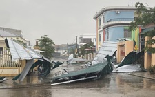 Mưa dông cuốn phăng mái trường học ở Phú Thọ