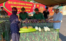 Bộ đội mở gian hàng 0 đồng trước cổng đơn vị, tặng người dân một tấn rau củ quả