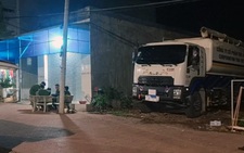 Cha lùi xe vào bãi đất trống cạnh nhà nghi cán chết con trai ruột
