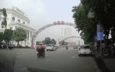 Thanh niên đi xe máy phóng ẩu, va vào người khác ngã lộn nhào