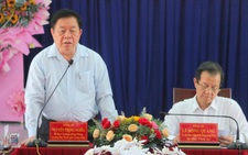 Trưởng Ban Tuyên giáo Trung ương Nguyễn Trọng Nghĩa làm việc, tặng quà hộ nghèo ở An Giang