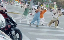 Hết người lớn, đến lượt trẻ em ra đường nhảy nhót để ghi hình