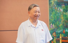 Chủ tịch nước: Có tổng thống lên máy bay rồi còn quay xuống... chụp ảnh với cảnh vệ