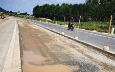 Một đoạn quốc lộ 19 qua An Khê vừa thi công xong phải bóc lên làm lại