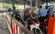 Hàng xe dồn ứ vì khách gửi xe không chuẩn bị tiền lẻ, lỗi tại ai?