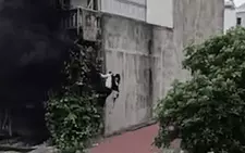 'Người hùng' leo tường, cõng 2 cô gái thoát khỏi vụ cháy nhà trọ ở Hà Nội lúc sáng sớm