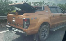Để bé trai ngồi thùng xe bán tải chạy trên cao tốc, tài xế bị phạt 1 triệu đồng