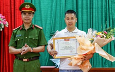 Khen thưởng người leo tường cứu 2 cô gái mắc kẹt trong đám cháy nhà trọ