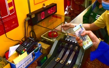 Ngành thuế muốn cấm mua bán vàng bằng tiền mặt