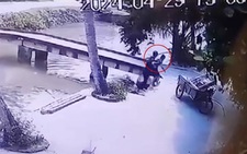 Hai bé trai suýt chết đuối khi tắm sông