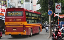 Xe khách giường nằm vô tư chạy vào giờ cấm quanh bến xe Miền Đông cũ